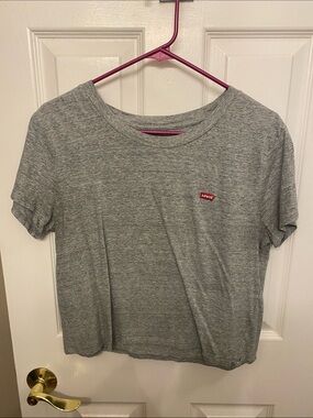 Levi's Women's Heather Gray cropped Short Sleeve Crew Tee with Red Logo